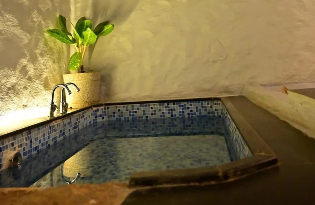 Hotels in Kolhapur with Bathtub