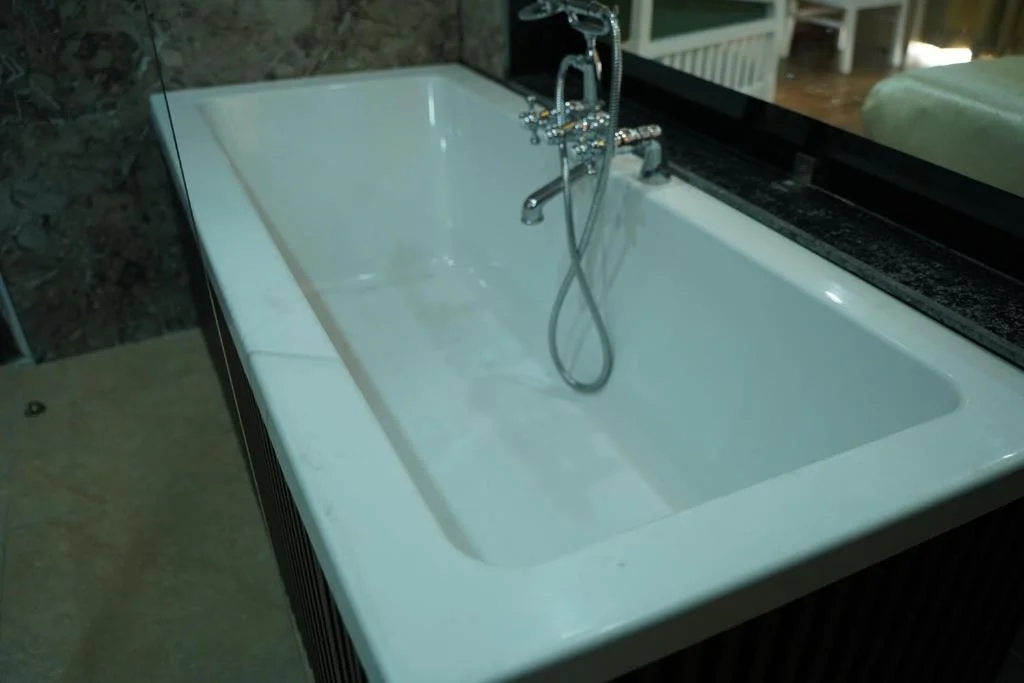 Hotels in Nainital with Bathtub