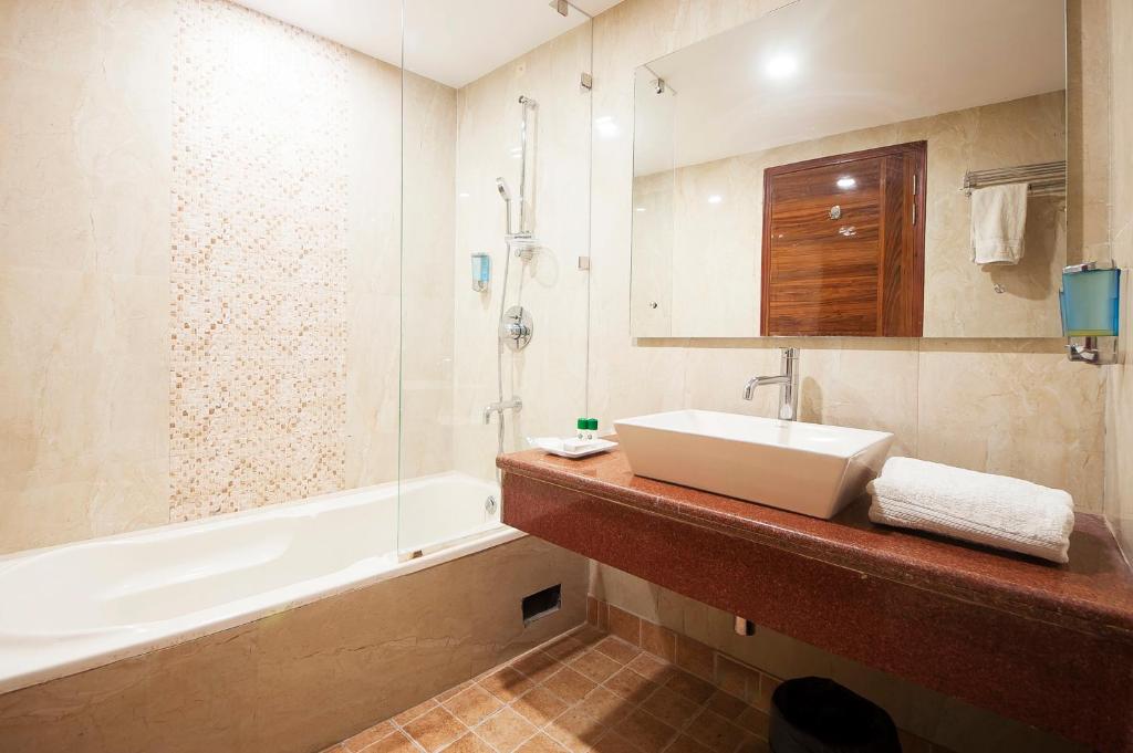 Airport Hotel Ramhan Palace Mahipalpur with Bath Tub Airport Hotel Ramhan Palace Mahipalpur with Bath Tub