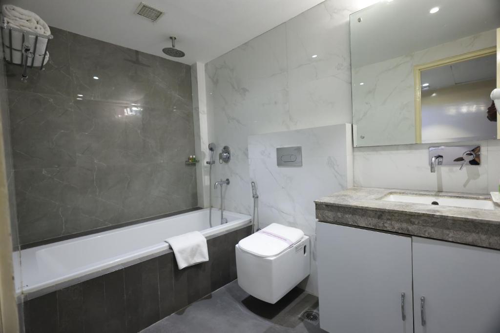 Airport Hotel Ramhan Palace Mahipalpur with Bathtub in Room Airport Hotel Ramhan Palace Mahipalpur with Bathtub in Room