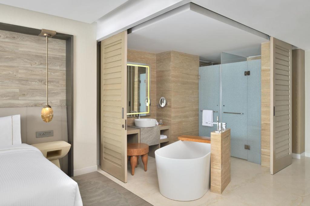 Bath Tub Room The Westin Resort & Spa Himalayas Rishīkesh Bath Tub Room The Westin Resort & Spa Himalayas Rishīkesh