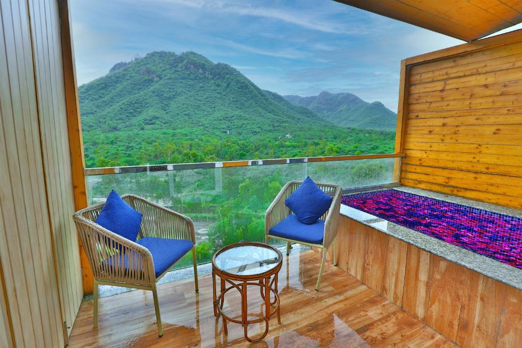Bathtub Hotel Bamboo Saa Resort & Spa Udaipur with Nice Views