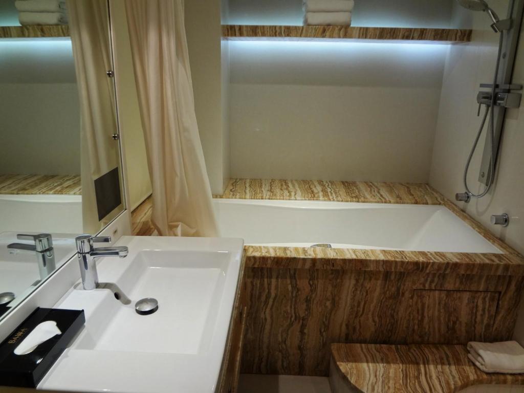 Bathtub Hotel Bawa Continental Mumbai Bathtub Hotel Bawa Continental Mumbai