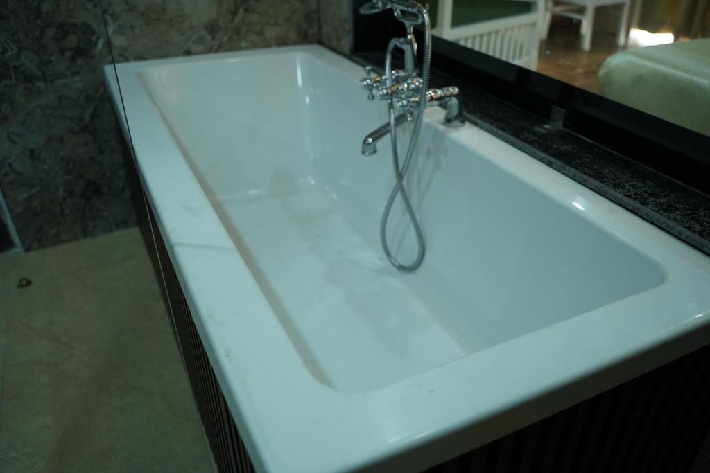Bathtub Hotel Casa De Bello, Nainital, Near Kainchi Dham Bathtub Hotel Casa De Bello, Nainital, Near Kainchi Dham