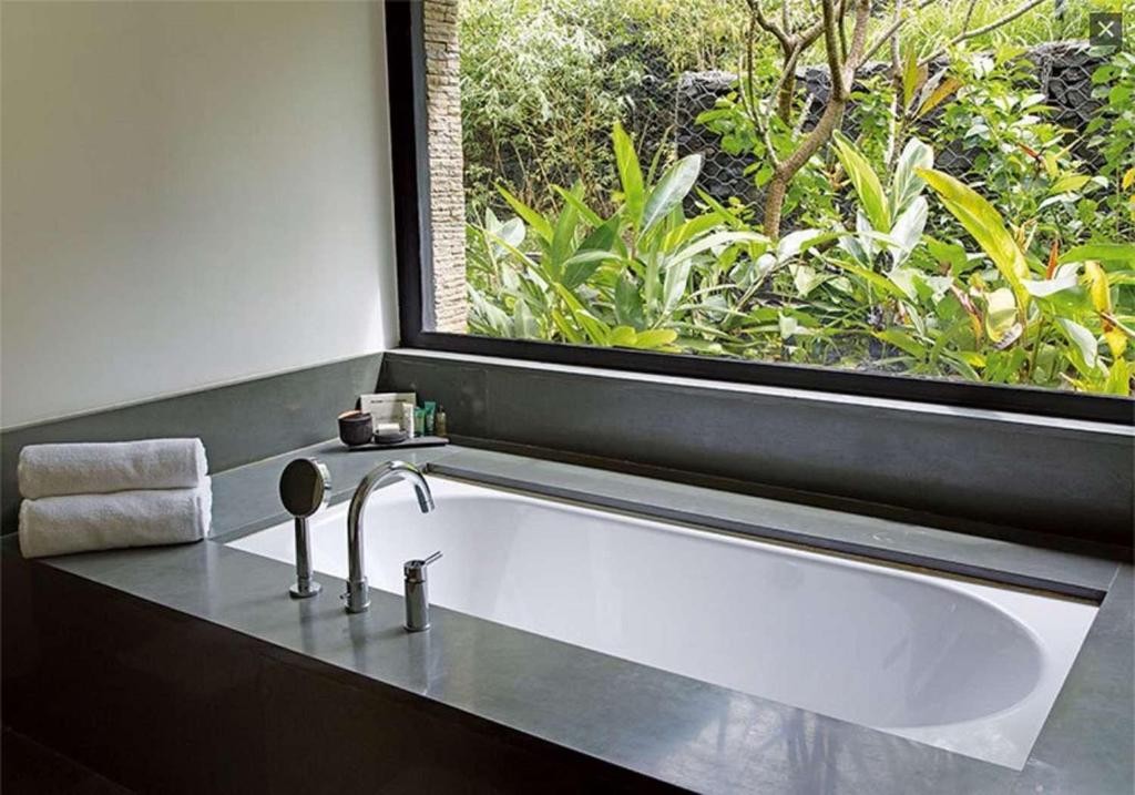 Bathtub Hotel Hilton Shillim Estate Retreat and Spa Lonavala Bathtub Hotel Hilton Shillim Estate Retreat and Spa Lonavala