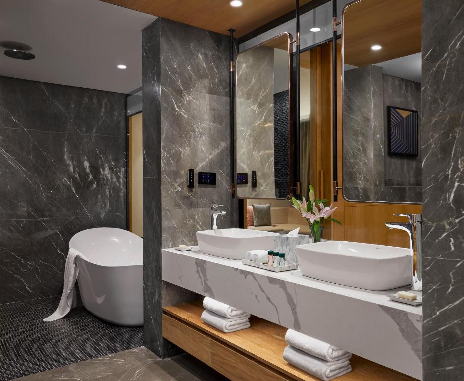 Bathtub Hotel Hyatt Place Vadodara