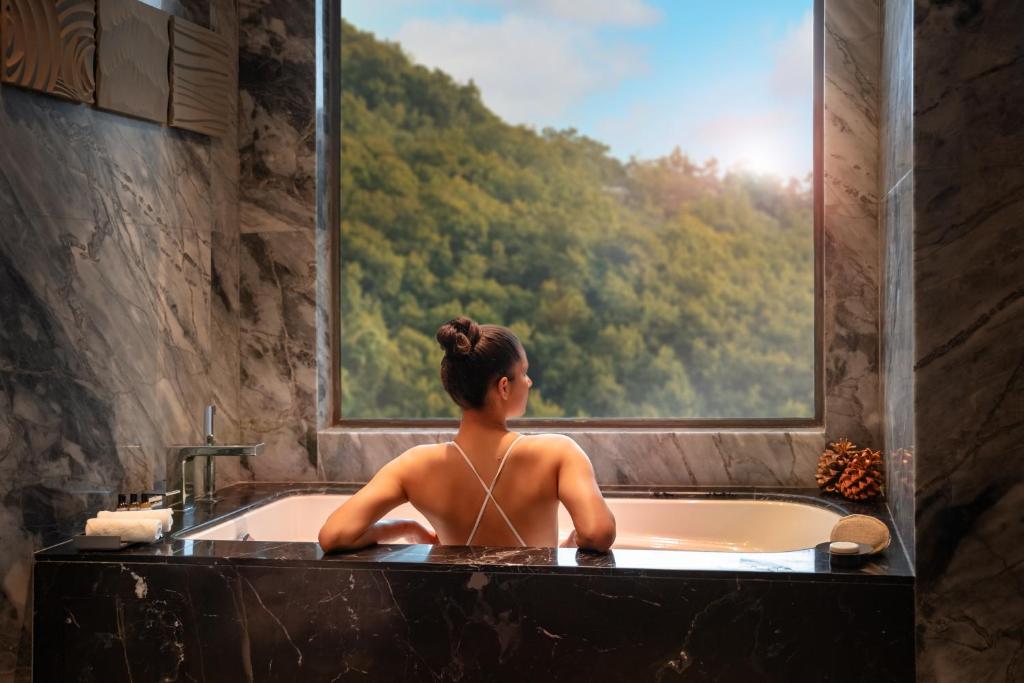 Bathtub Hotel Hyatt Regency Dehradun Resort and Spa