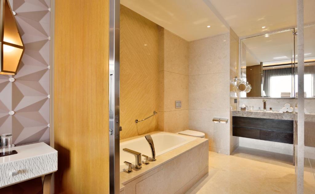 Bathtub Hotel Radisson Blu Coimbatore