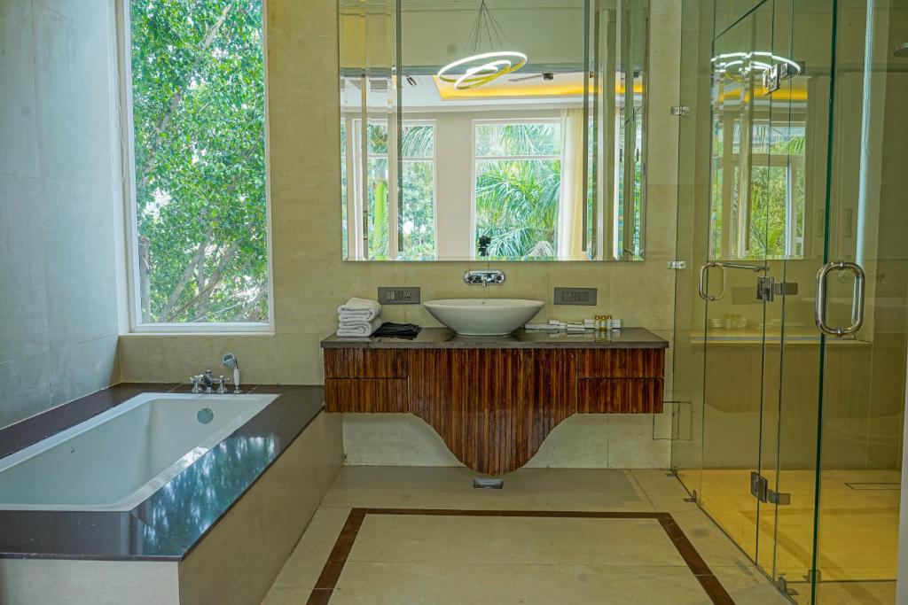 Bathtub Hotel Rishīkesh The Narayana Sanctuary Luxe Poolside Suites by SALVUS Bathtub Hotel Rishīkesh The Narayana Sanctuary Luxe Poolside Suites by SALVUS