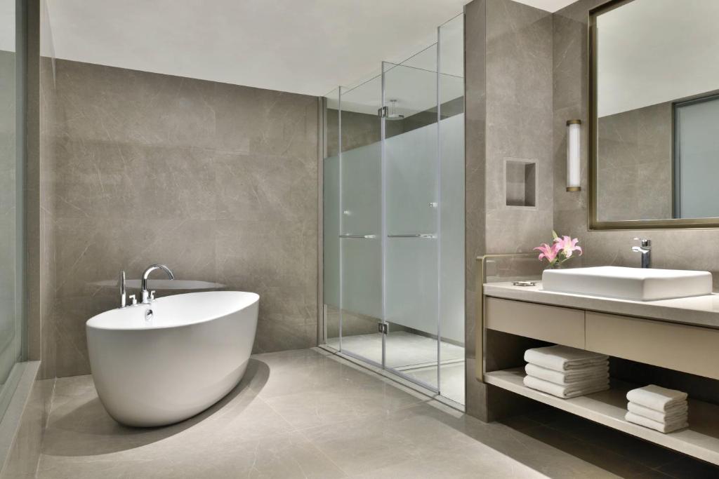 Bathtub Hotel Room Courtyard by Marriott Bhopal Bathtub Hotel Room Courtyard by Marriott Bhopal