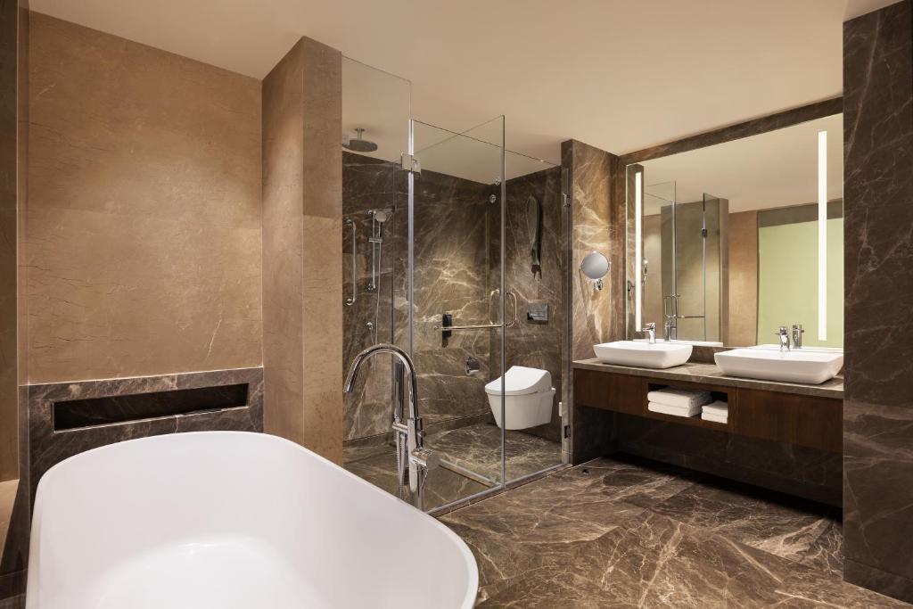 Bathtub Hotel Room Courtyard by Marriott Shillong Bathtub Hotel Room Courtyard by Marriott Shillong