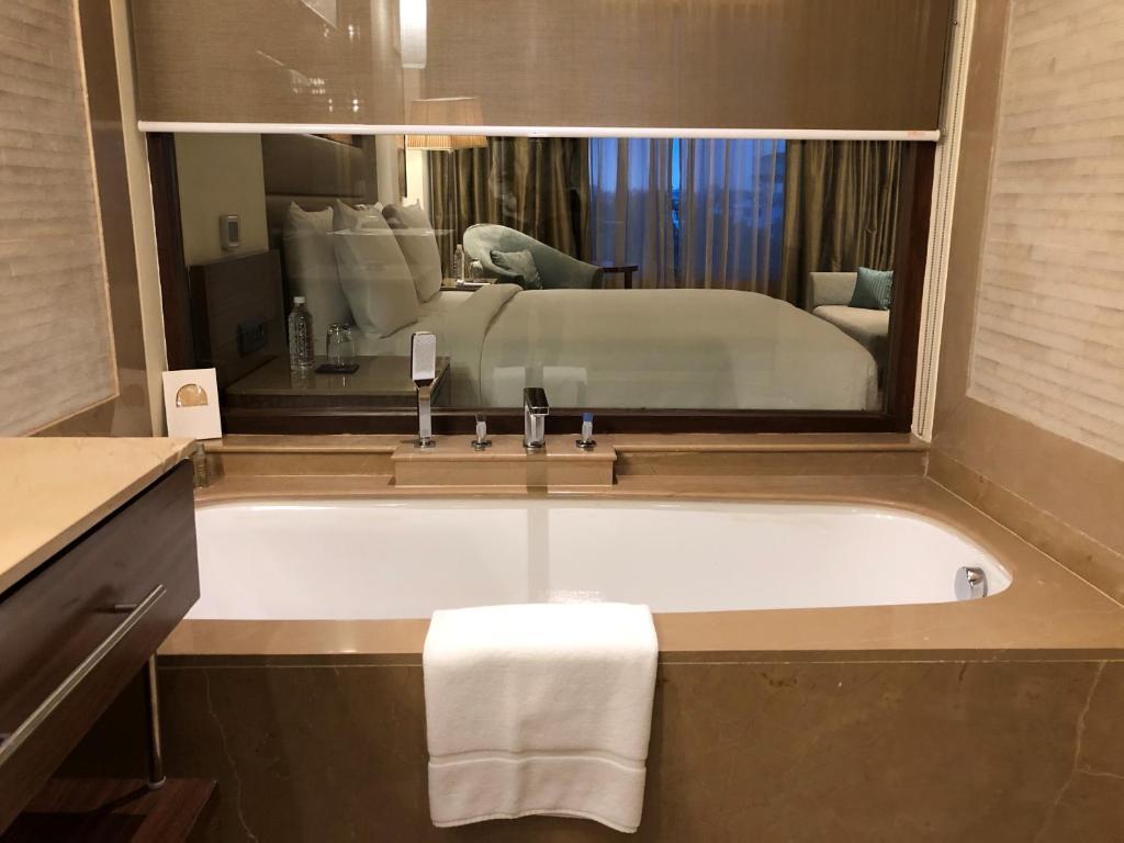 Bathtub Hotel Room DoubleTree by Hilton Agra Bathtub Hotel Room DoubleTree by Hilton Agra