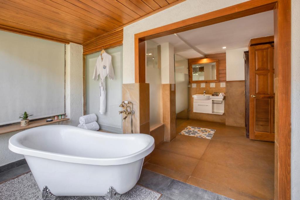 Bathtub Hotel Room Raga on the Ganges Rishīkesh Bathtub Hotel Room Raga on the Ganges Rishīkesh