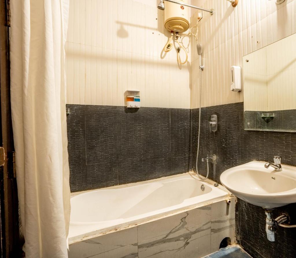 Bathtub Hotel Seasons Suites Koramangala Bathtub Hotel Seasons Suites Koramangala