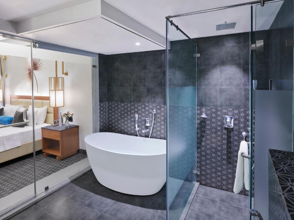 Bathtub Hotel The Cliff by Zuper Panchgani Bathtub Hotel The Cliff by Zuper Panchgani