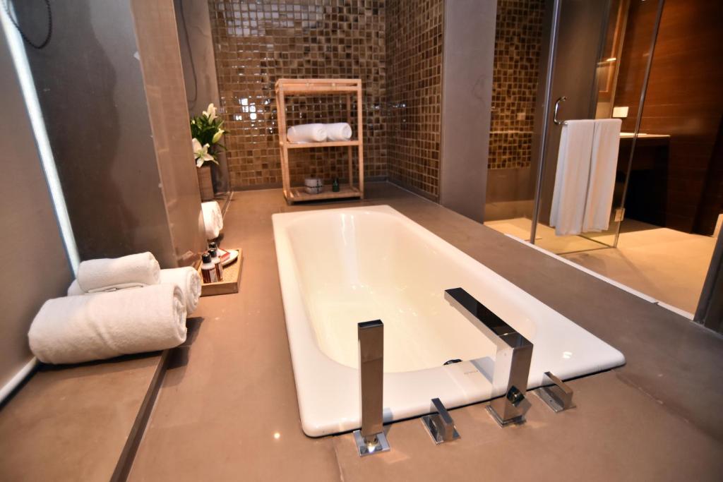 Bathtub Hotel The Lalit Mangar Faridabad Bathtub Hotel The Lalit Mangar Faridabad