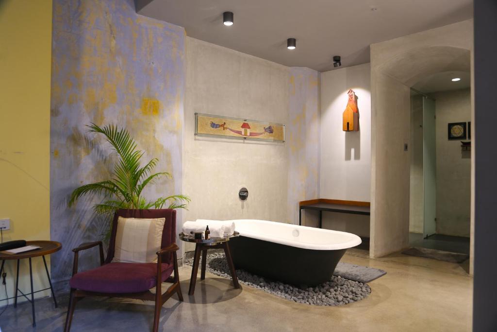 Bathtub Hotel The Postcard Mandalay Hall, Kochi Bathtub Hotel The Postcard Mandalay Hall, Kochi