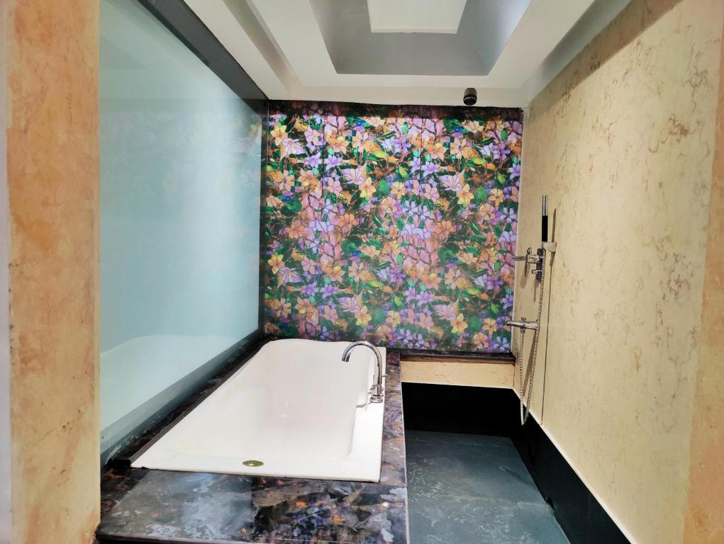 Bathtub Hotel The Regent Chandigarh - Regency Rediscovered Bathtub Hotel The Regent Chandigarh - Regency Rediscovered