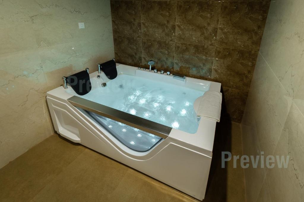 Bathtub Hotel Tip Top International Pune Bathtub Hotel Tip Top International Pune