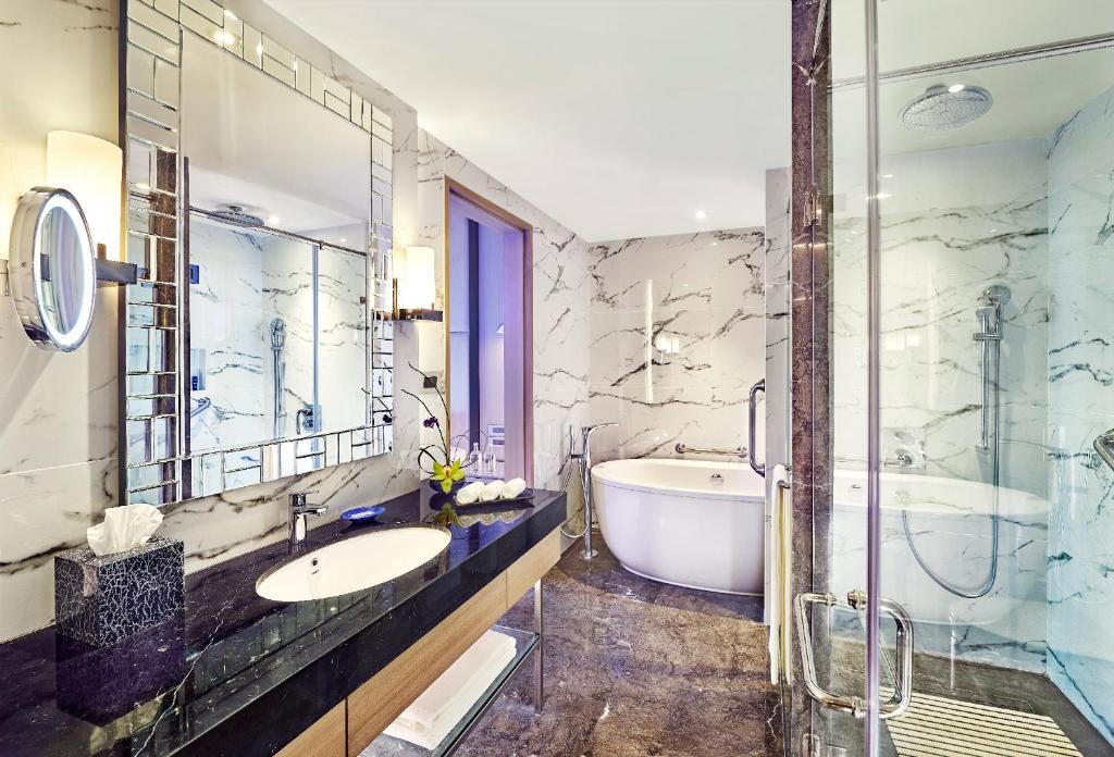 Bathtub Hotel Vivanta Navi Mumbai Turbhe