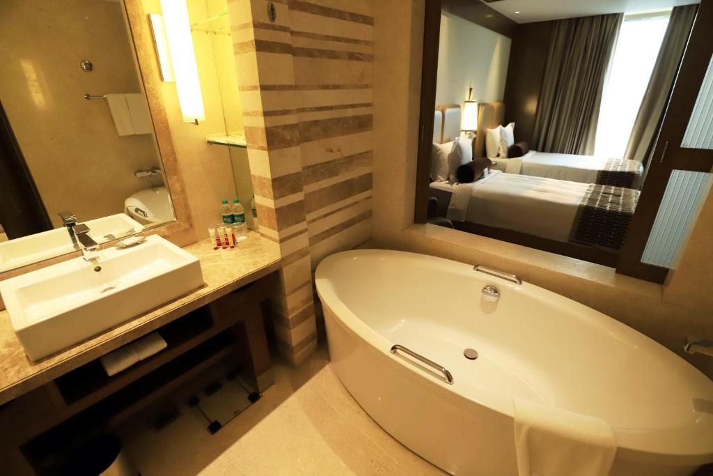Bathtub IHG Hotel Crowne Plaza New Delhi Okhla Bathtub IHG Hotel Crowne Plaza New Delhi Okhla