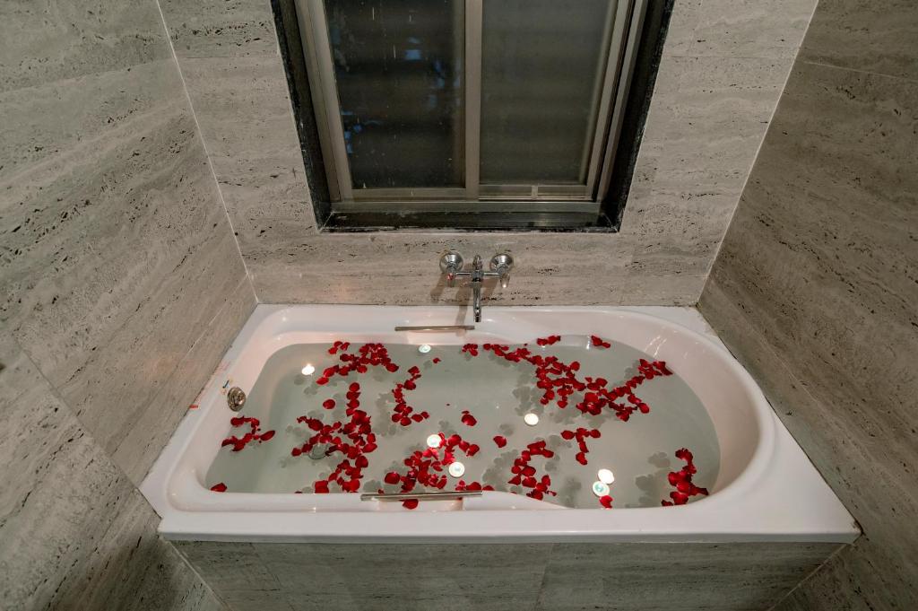 Bathtub in Room Freesia Resort by Express Inn Nashik Bathtub in Room Freesia Resort by Express Inn Nashik
