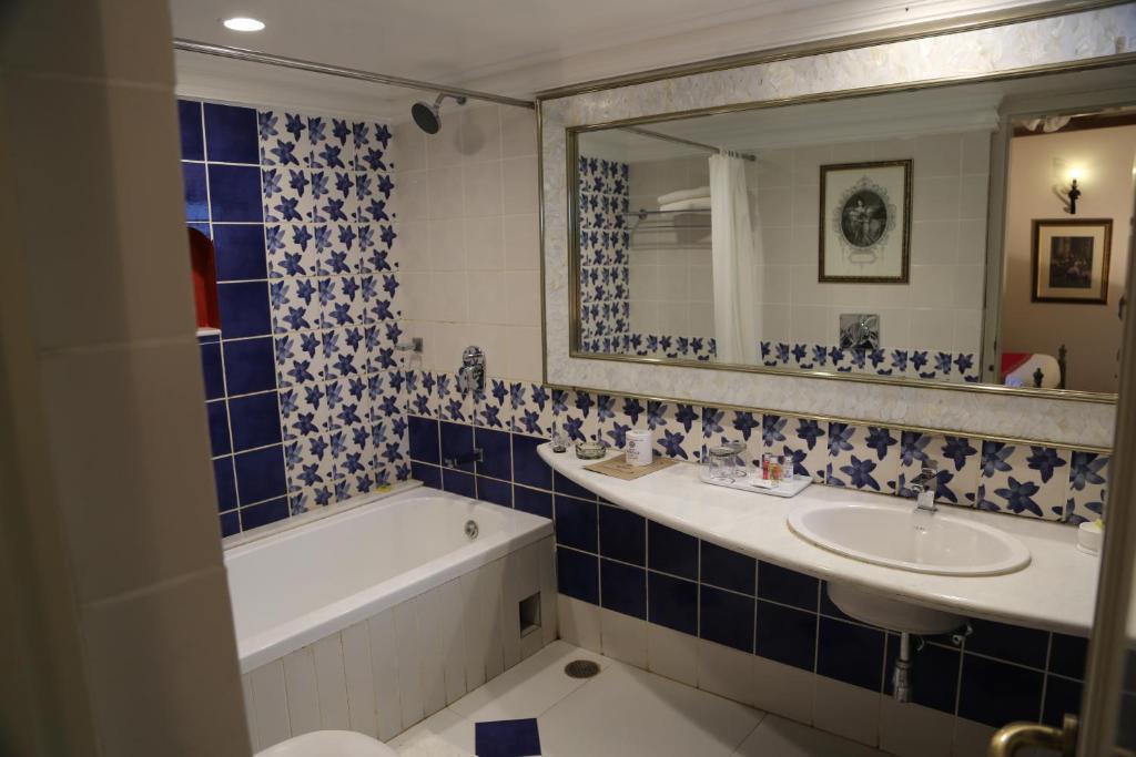 Bathtub in Room Hotel Hillock Mount Ābu Bathtub in Room Hotel Hillock Mount Ābu