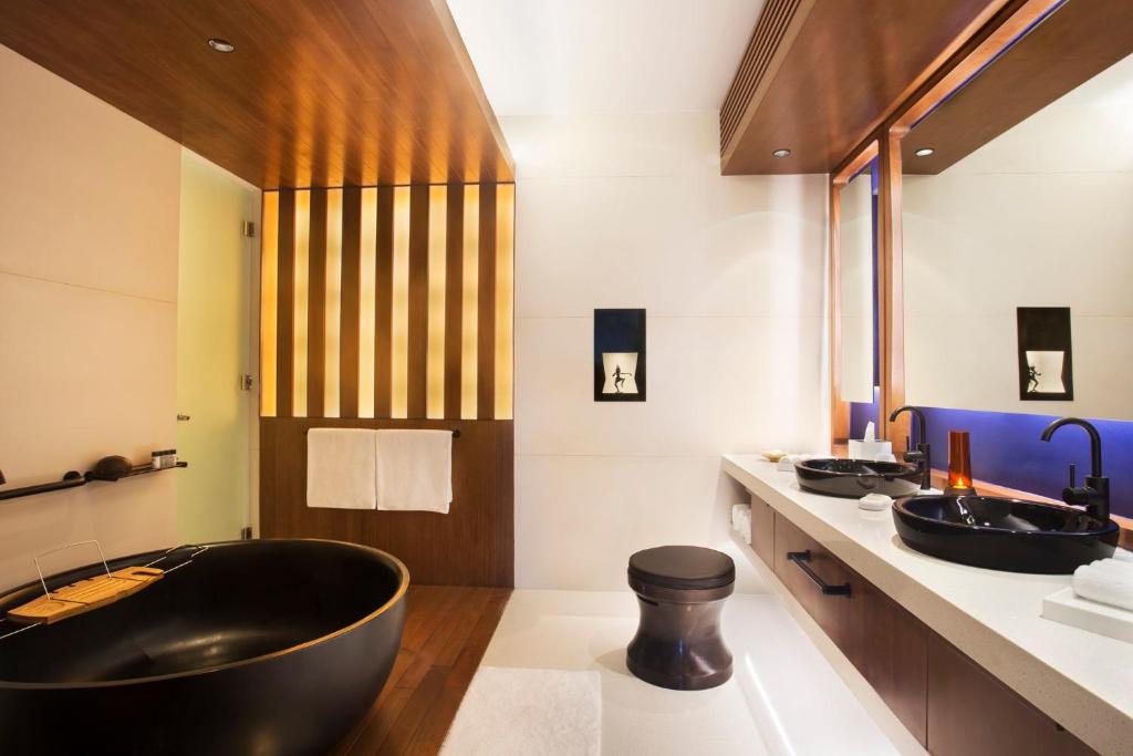 Bathtub InterContinental Chennai Mahabalipuram Resort, an IHG Hotel Bathtub InterContinental Chennai Mahabalipuram Resort, an IHG Hotel
