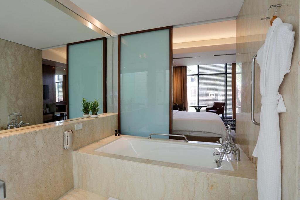 Bathtub ITC Sonar a Luxury Collection Hotel Kolkata Bathtub ITC Sonar a Luxury Collection Hotel Kolkata