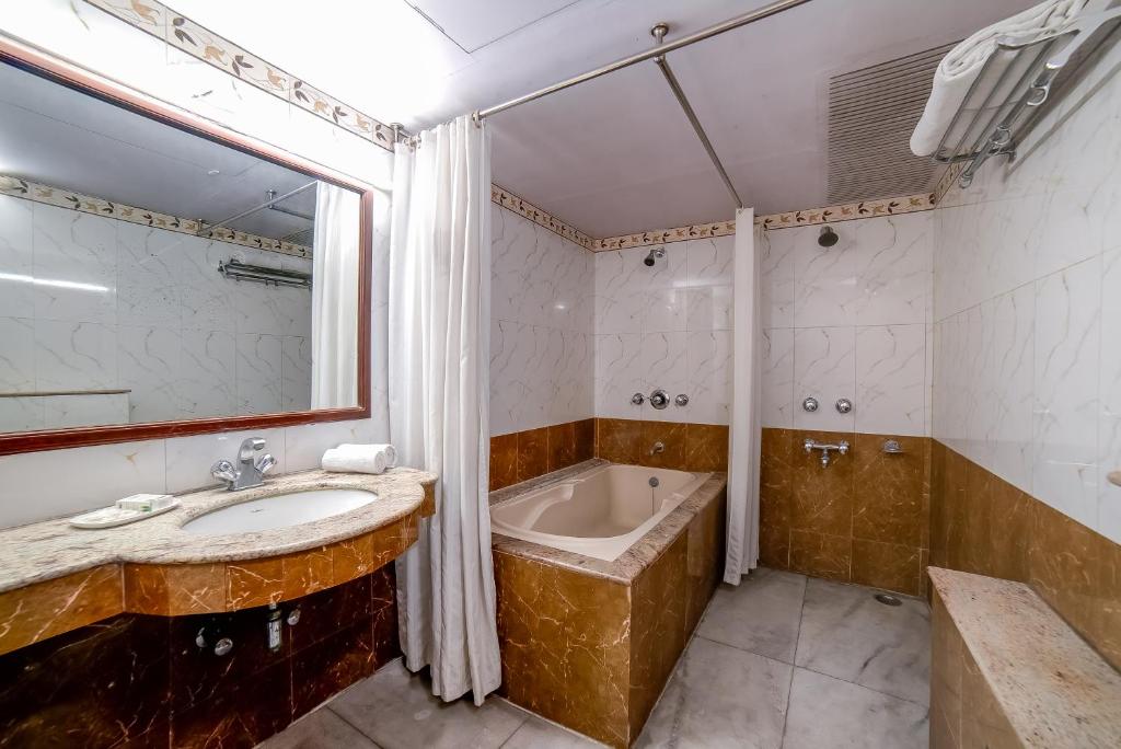 Bathtub LMB Hotel City Centre, Jaipur Bathtub LMB Hotel City Centre, Jaipur