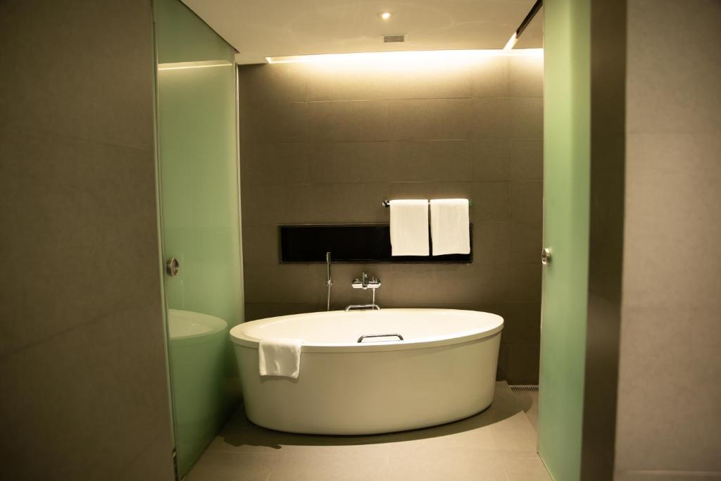 Bathtub Novotel Kolkata Hotel and Residences Bathtub Novotel Kolkata Hotel and Residences