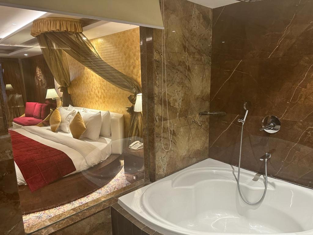 Bathtub Room Airport Hotel Ramhan Palace Mahipalpur Bathtub Room Airport Hotel Ramhan Palace Mahipalpur