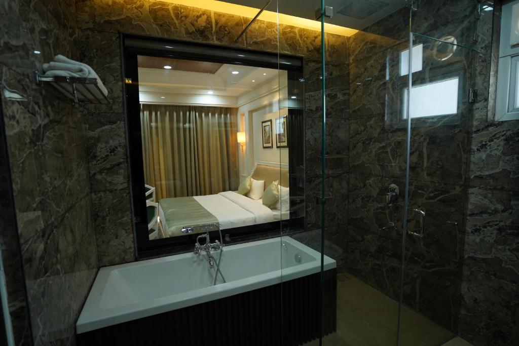 Bathtub Room Casa De Bello, Nainital, Near Kainchi Dham Bathtub Room Casa De Bello, Nainital, Near Kainchi Dham