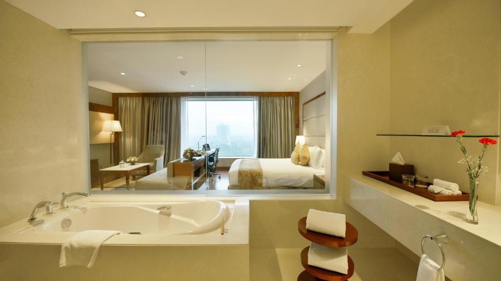Bathtub Room Crowne Plaza Kochi, an IHG Hotel Bathtub Room Crowne Plaza Kochi, an IHG Hotel