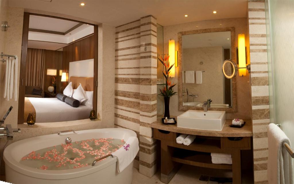 Bathtub Room Crowne Plaza New Delhi Okhla, an IHG Hotel Bathtub Room Crowne Plaza New Delhi Okhla, an IHG Hotel
