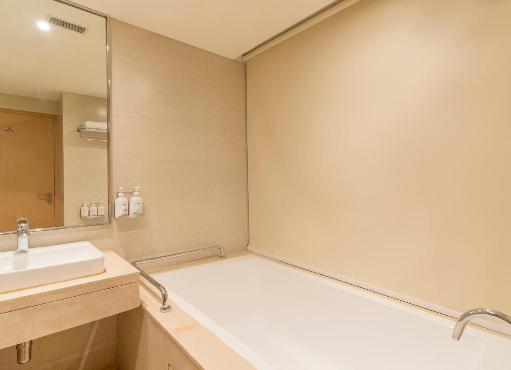 Bathtub Room Holiday Inn Agra MG Road an IHG Hotel Bathtub Room Holiday Inn Agra MG Road an IHG Hotel