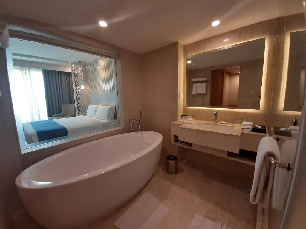 Bathtub Room Holiday Inn Amritsar Ranjit Avenue, an IHG Hotel Bathtub Room Holiday Inn Amritsar Ranjit Avenue, an IHG Hotel