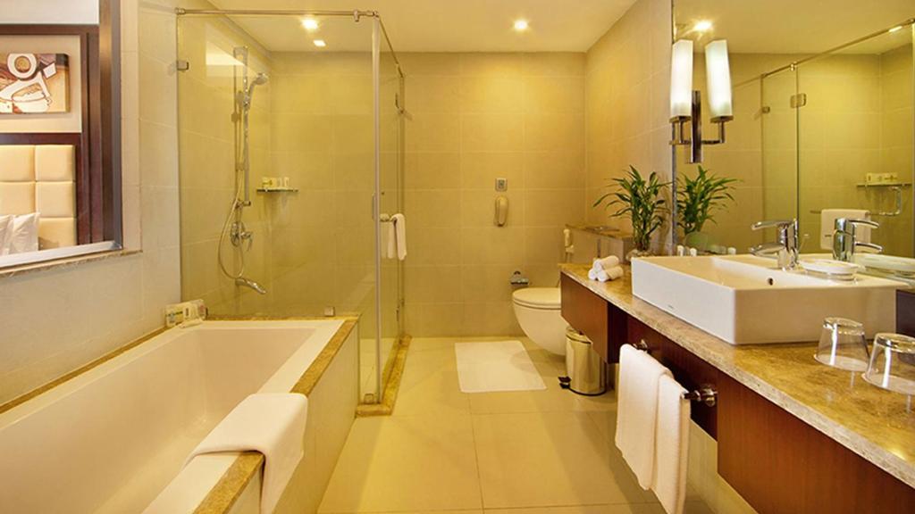 Bathtub Room Holiday Inn Cochin, an IHG Hotel Bathtub Room Holiday Inn Cochin, an IHG Hotel