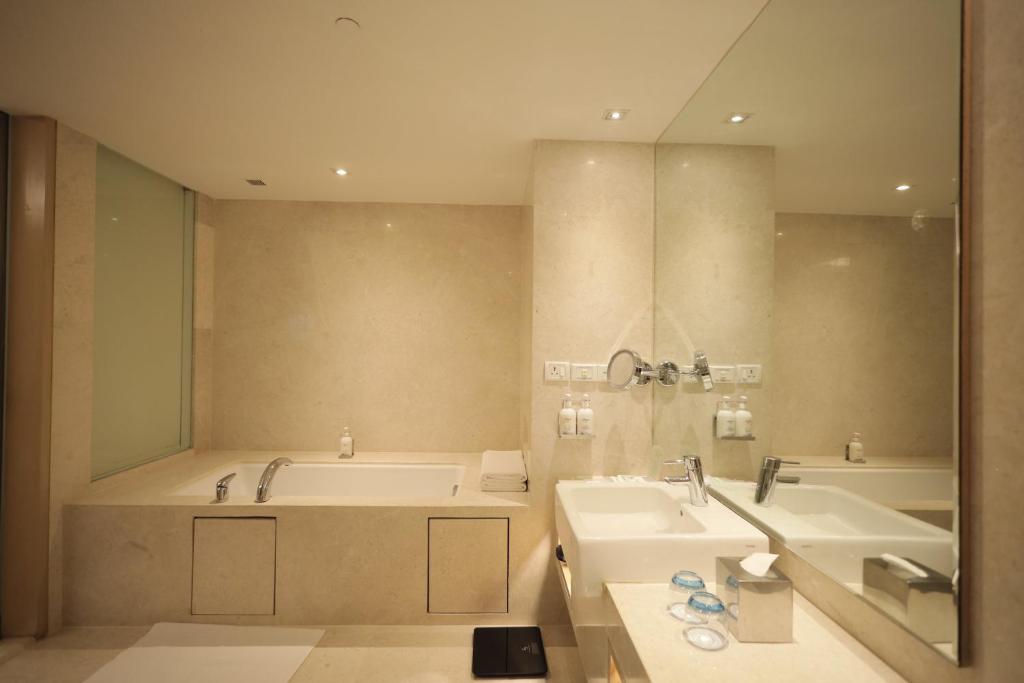 Bathtub Room Holiday Inn Mumbai International Airport, an IHG Hotel Bathtub Room Holiday Inn Mumbai International Airport, an IHG Hotel