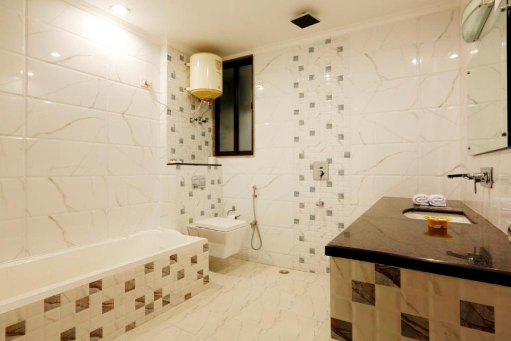 Bathtub Room Hotel Anand International Mahipalpur Bathtub Room Hotel Anand International Mahipalpur