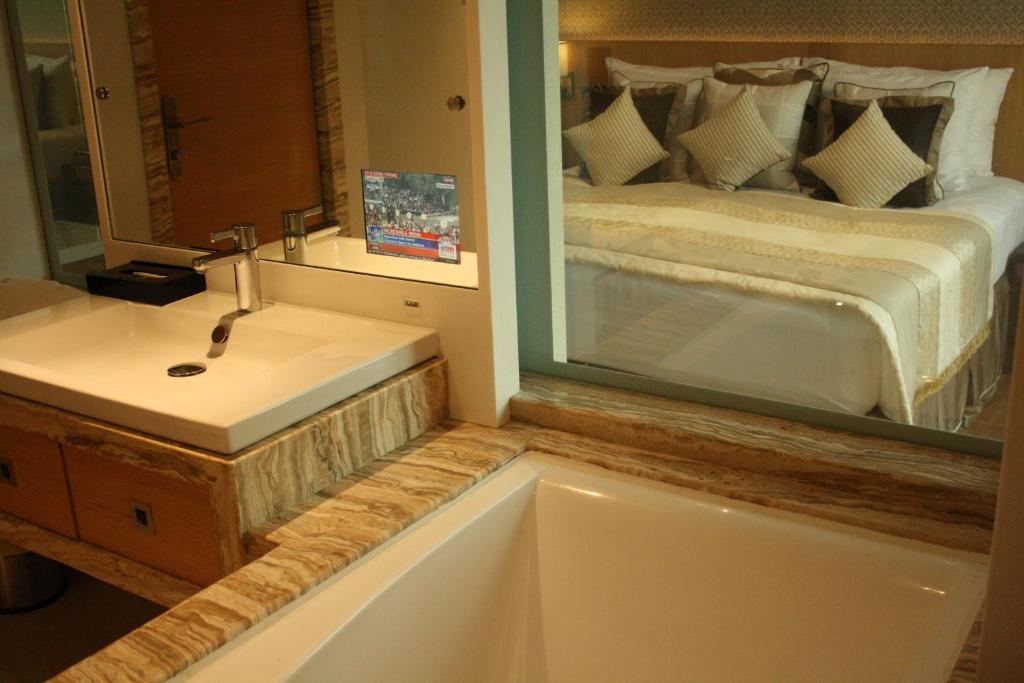 Bathtub Room Hotel Bawa Continental Mumbai Bathtub Room Hotel Bawa Continental Mumbai
