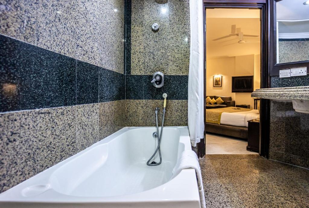 Bathtub Room Hotel Shanti Palace Mahipalpur Bathtub Room Hotel Shanti Palace Mahipalpur
