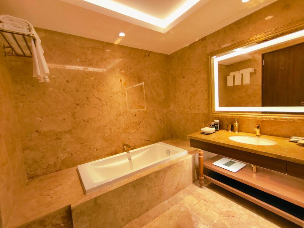 Bathtub Room Kaldan Samudhra Palace Mahabalipuram Bathtub Room Kaldan Samudhra Palace Mahabalipuram