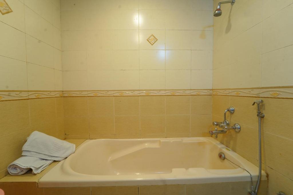 Bathtub Room Panchgani Sharayu Holidays Valley View Bathtub Room Panchgani Sharayu Holidays Valley View