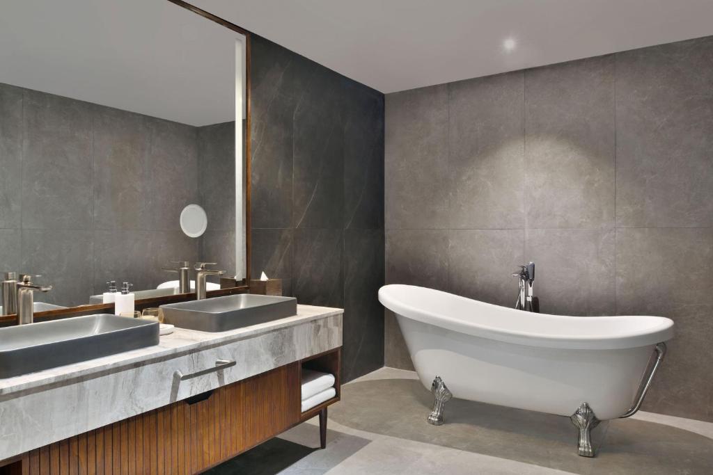 Bathtub Room Sheraton Grand Chennai Resort & Spa Mahabalipuram Bathtub Room Sheraton Grand Chennai Resort & Spa Mahabalipuram