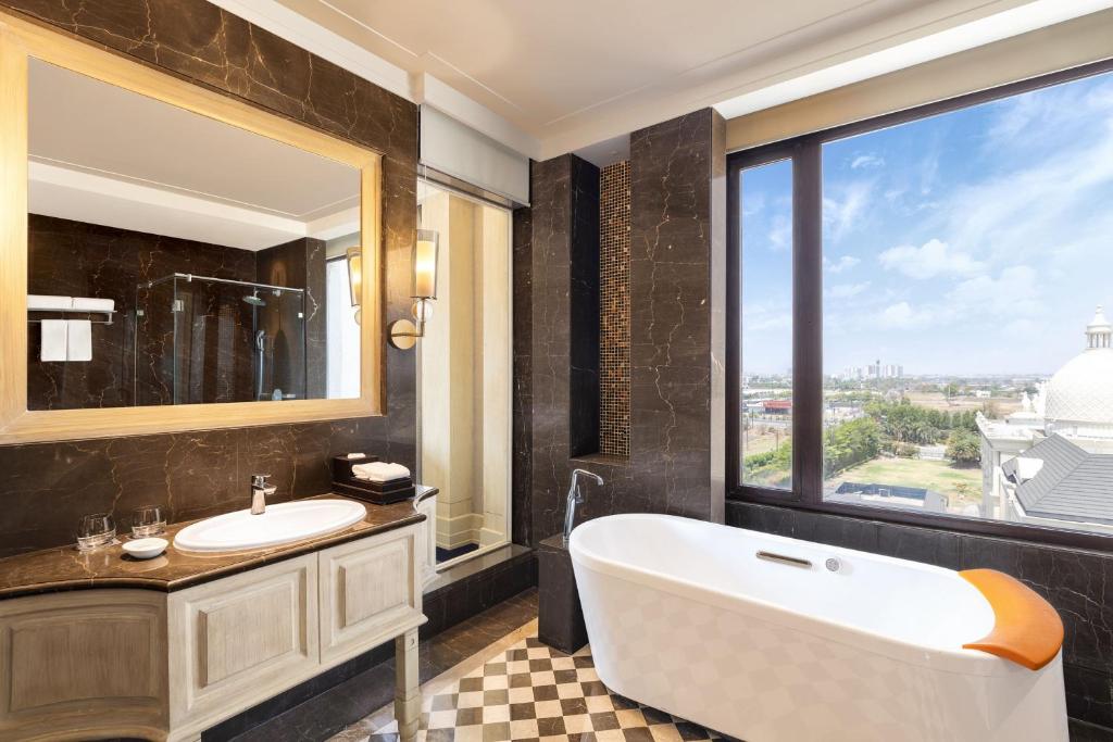 Bathtub Room Sheraton Grand Palace Indore Bathtub Room Sheraton Grand Palace Indore