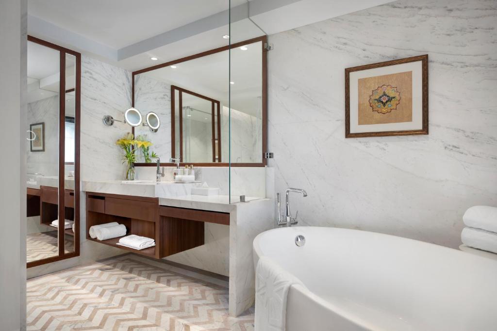 Bathtub Room Tajview, Agra-IHCL SeleQtions Bathtub Room Tajview, Agra-IHCL SeleQtions