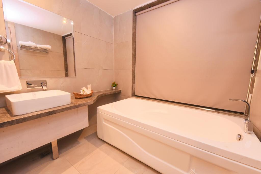 Bathtub Room The Pribson Hotel Amritsar Bathtub Room The Pribson Hotel Amritsar