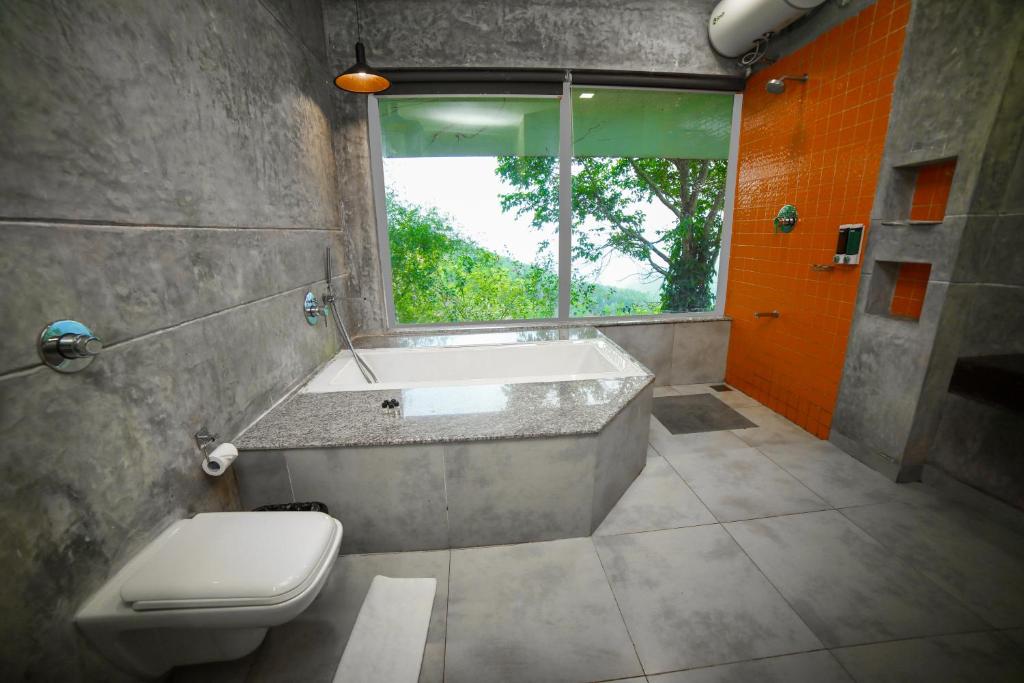Bathtub Room Yercaud Grand Palace Hotel & Spa Bathtub Room Yercaud Grand Palace Hotel & Spa