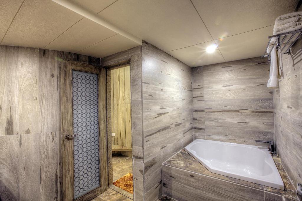 Bathtub Scenaria Hotel Ahmedabad Bathtub Scenaria Hotel Ahmedabad